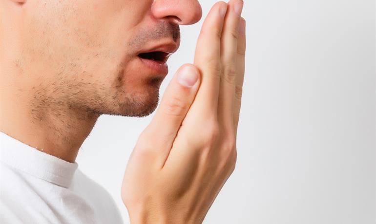 مهمترین علت‌های بوی بد دهان و راه حل درمان آن چیست؟